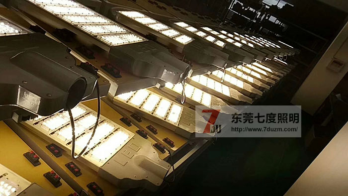 东莞麻豆视频下载照明模组式大功率led路灯头批量老化