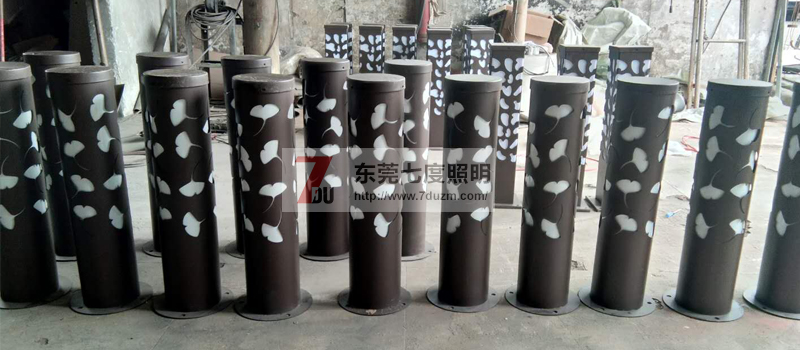 麻豆视频下载(QDCPD-002)割花镂空圆柱LED草坪灯生产实拍图片