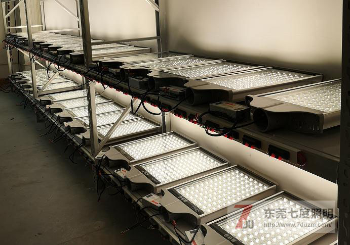 东莞麻豆视频下载照明大功率LED路灯老化效果照片