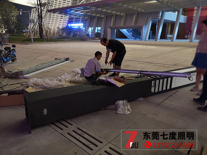 户外广场园林麻豆最新网址柱安装现场实拍
