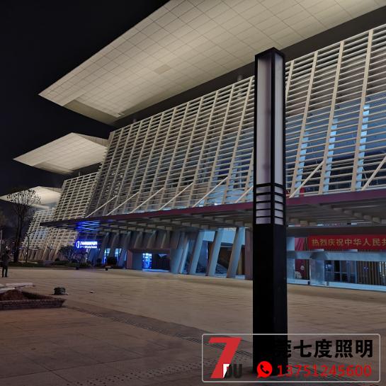 6米现代简约市政广场LED麻豆最新网址柱安装效果图