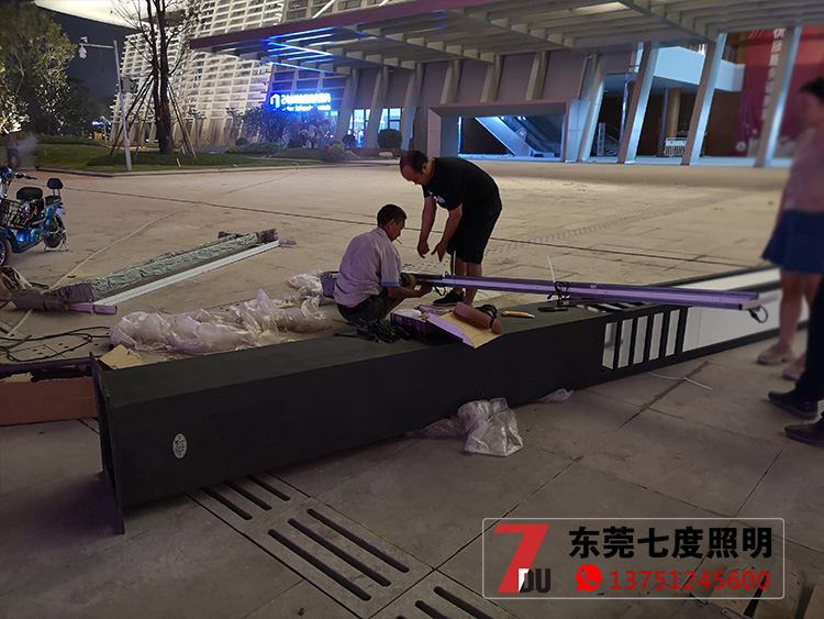 6米方形现代简约LED麻豆最新网址柱现场安装实拍图片