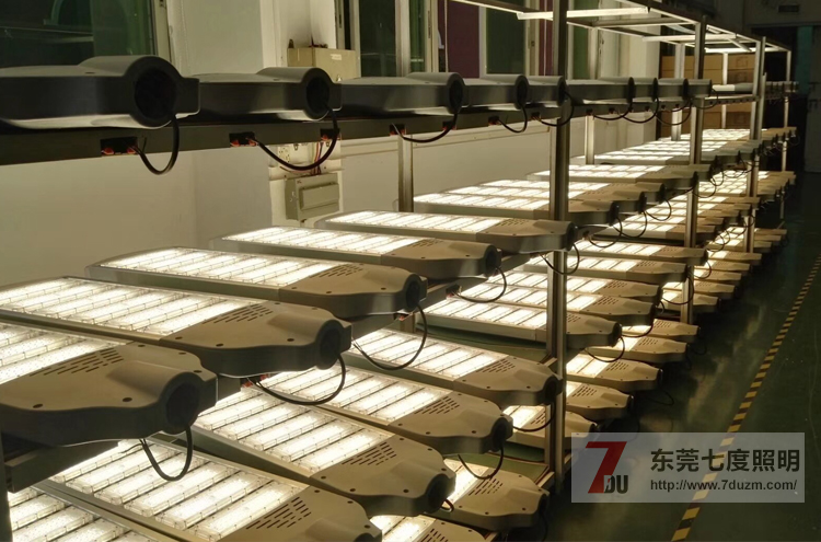 麻豆视频下载照明300W模组式大功率LED路灯头老化实拍
