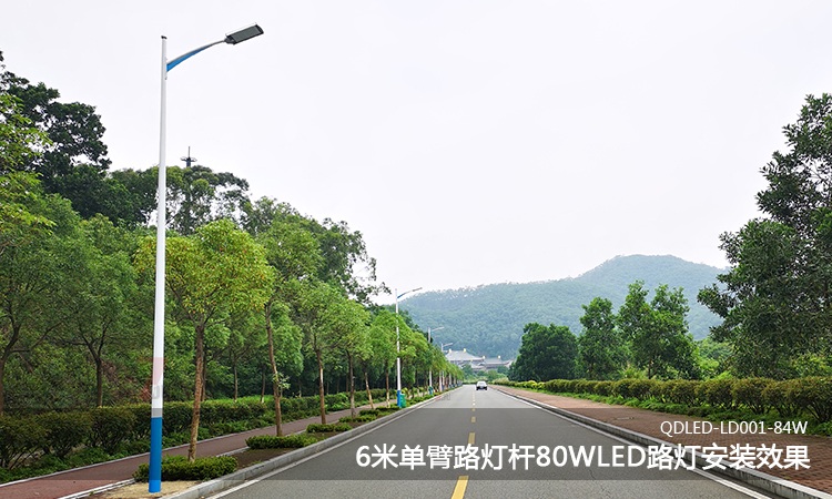 6米单臂97麻豆国产传媒成人影片上装80WLED平板路灯头安装实景效果