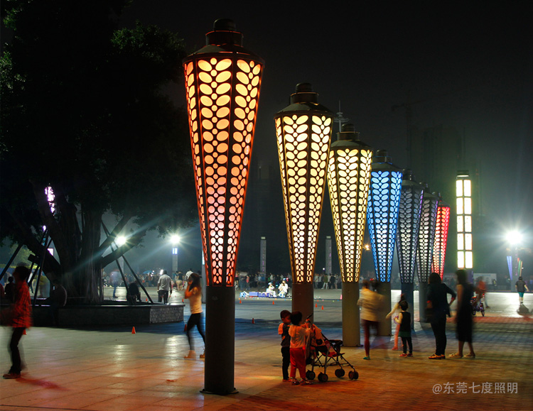 城市公园圆锥形立柱七彩LED麻豆最新网址夜间亮灯效果
