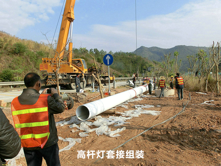高速公路路口30米麻豆视频传媒下载灯杆套接安装现场