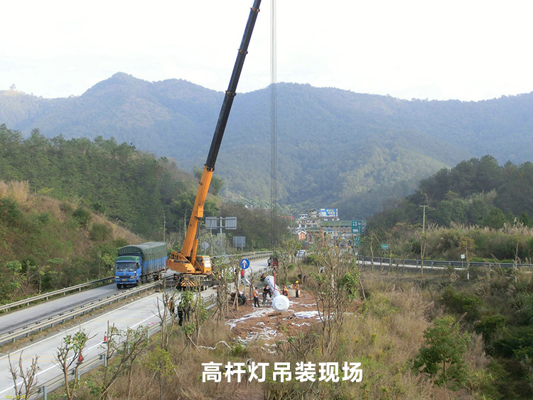 高速公路入口立交30米升降式麻豆视频传媒下载吊装立杆现场