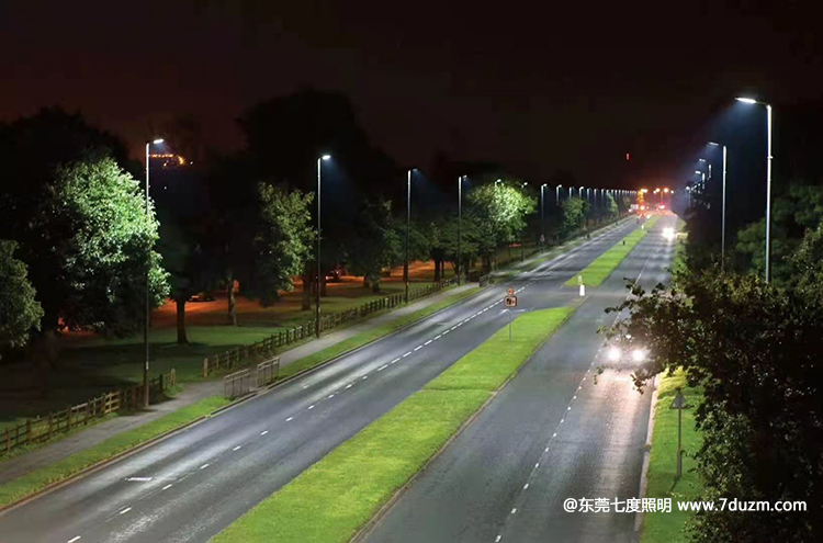 双向4车道10米高道路97麻豆国产传媒成人影片+200WLED路灯照明效果